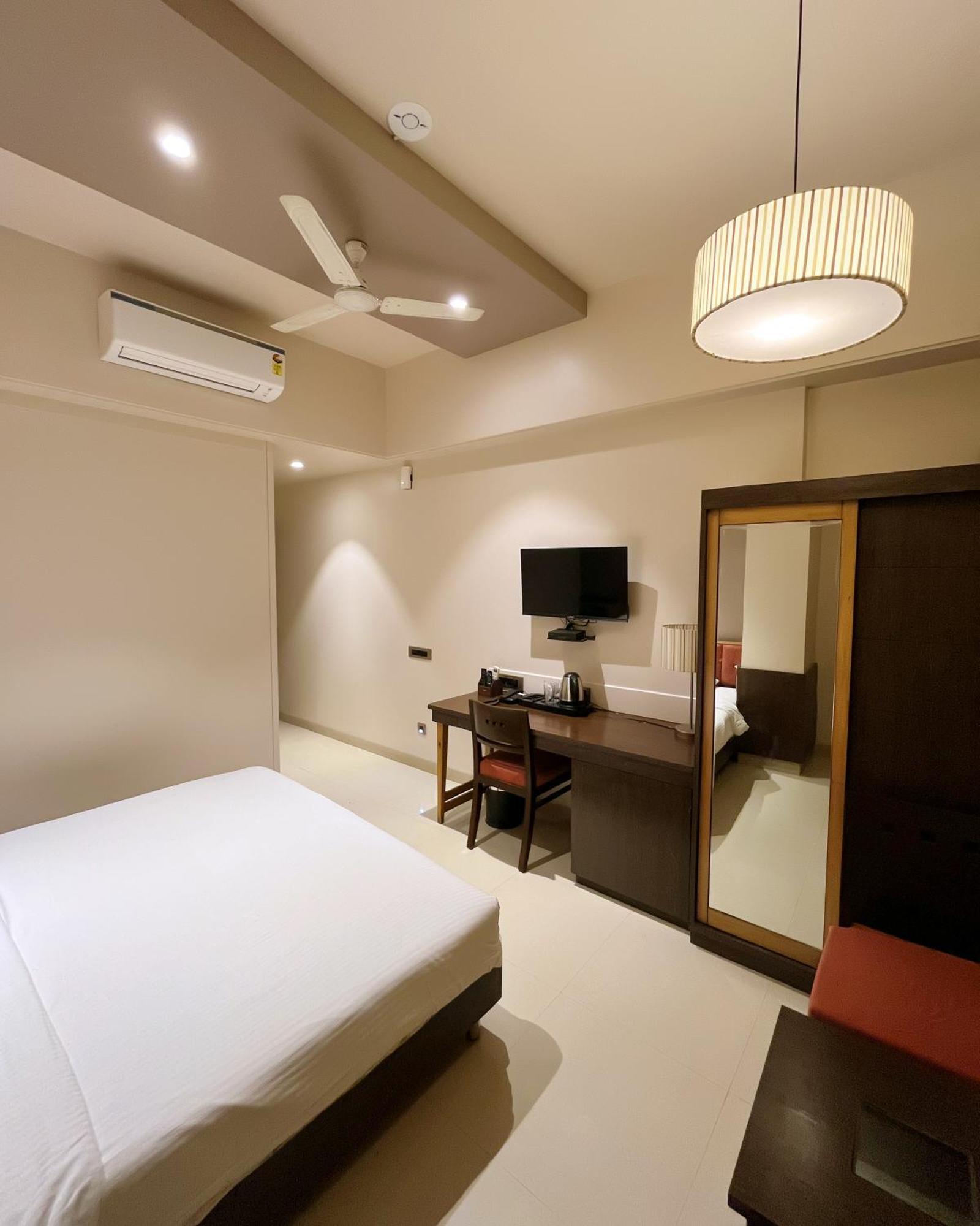 Hotel Sadanand Regency Pimpri-Chinchwad Kültér fotó